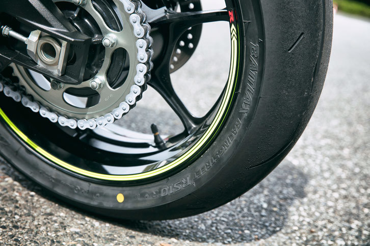 タイヤは「ブリヂストン・バトラックス レーシングストリートRS10」。より高出力化されたエンジンに対応するため、リアタイヤのサイズは従来モデルよりハイトの高い190/55ZR17となった。