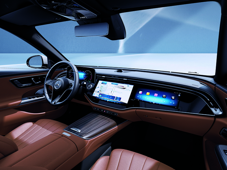 「MANUFAKTURオパリスホワイト（メタリック）」には「トンカブラウン（本革）」の内装色が組み合わせられる。