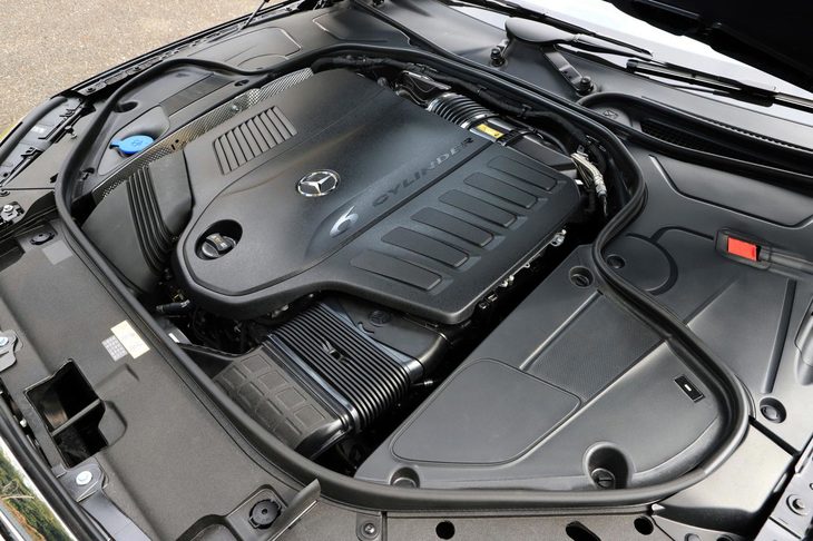 M256型と呼ばれる新型直6エンジン。オルタネーターとスターターを兼ねる電気モーターや電動スーパーチャージャー、ターボなどとのコンビネーションにより、エネルギー効率が追求されている。