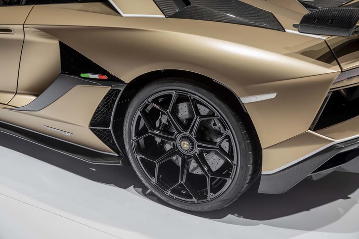 ランボルギーニ・アヴェンタドールSVJロードスター（リアホイール）