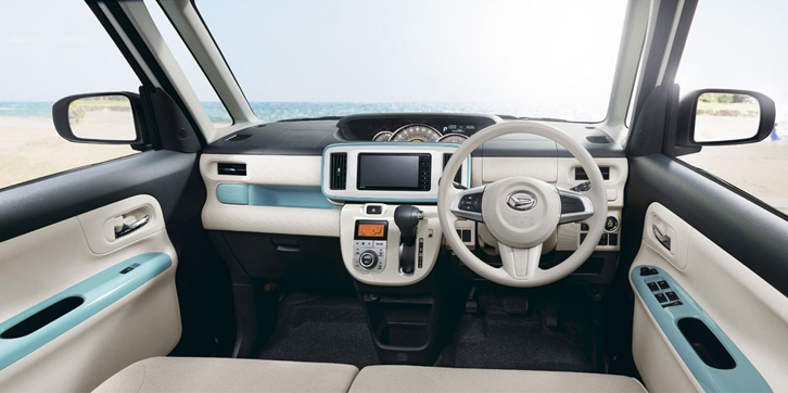 センターメーターの採用により、見晴らしのよさを実現したというインテリア。写真は「G“メイクアップ SA II”」のもので、アクセントカラーはファインミント。タコメーター付きの自発光式大型3眼センターメーターが備わる。