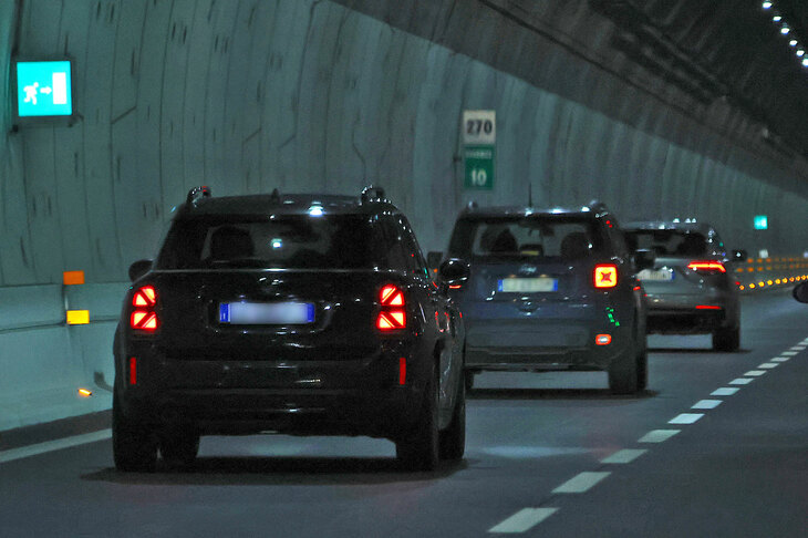 同じく「MINI」。その先には「ジープ・レネゲード」の米軍用ガソリン缶（ジェリカン）を模したテールランプが見える。