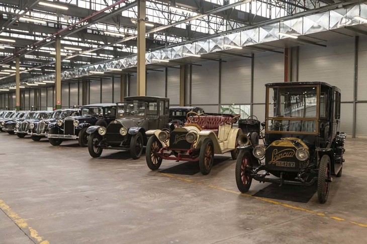 テーマ展示の両脇に並ぶ戦前のランチア車両。同社を設立したヴィンツェンツォ・ランチアはドライバーとしても多くのレースに参戦したが、同時に技術に精通したことで知られる。自動車黎明（れいめい）期には、トリノの自動車製作のけん引役であり相談役でもあったようだ。モノコックボディーの生みの親でもある。