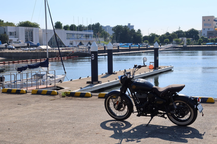 リゾート地であるゴアの自由奔放な文化と価値観に着想を得て開発されたという「ゴアン クラシック350」。国内価格は、グレードにより74万9100円または75万5700円となっている。