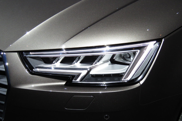 ヘッドランプはHIDが標準で、オプションでLEDや、ハイビームの配光を自動調整する「マトリクスLEDヘッドライト」が用意される。