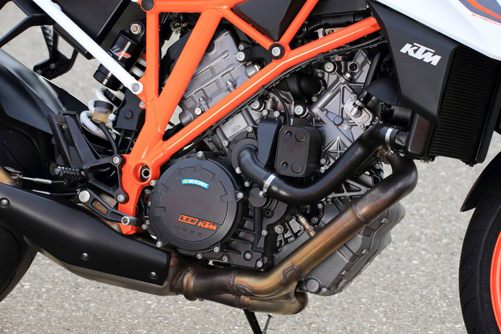 177psの最高出力を発生する1.3リッターV型2気筒エンジン。ライディングモードに応じてスロットルレスポンスが切り替わるだけでなく、「レイン」モードでは130psに出力が抑制される。