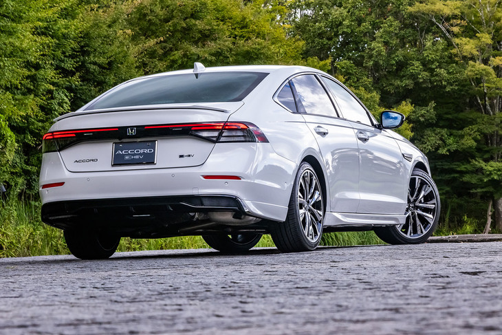 ホンダ・アコード純正アクセサリー装着車両「ツーリングライン」（リアビュー）
