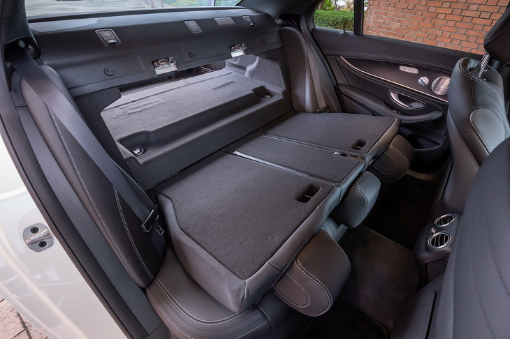 後席の背もたれは40：20：40の分割可倒機構を備えている。リチウムイオンバッテリーが後席背後に設置されるため、背もたれを前方に倒した際は荷室との間に段差が生じる。