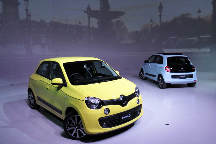 「ブルー ドラジェ」と「ジョン エクレール」、2色の「トゥインゴ」がステージ内をぐるぐると旋回。トゥインゴには全6色のボディーカラーが用意されている。