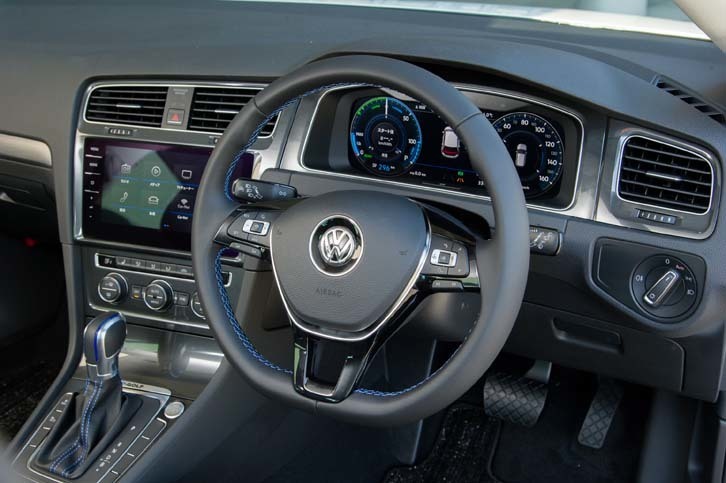 ブルーのステッチが施されたステアリングホイールは、「e-ゴルフ」の専用装備。