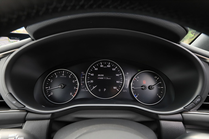 メーターはクラシックな3眼式で、中央に配されたデジタル式の速度計が、マルチインフォメーションディスプレイの機能も担っている。