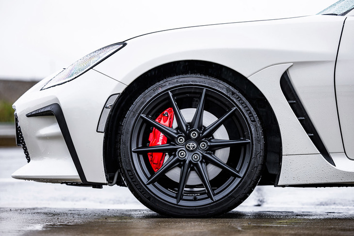 レッドのキャリパーが目を引く「ブレンボ製ベンチレーテッドディスクブレーキ」は、20万3500円の有償オプションアイテム。フロントに4ピストン対向キャリパー、リアに2ピストン対向キャリパーが備わる。タイヤサイズは215/40R18で、試乗車には「ミシュラン・パイロットスポーツ4」が装着されていた。