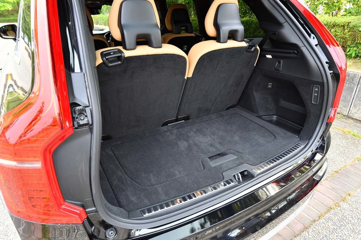 3列目シート使用時の荷室。容量を拡大する際は、背もたれ上部にあるレバーでシートバックを前方に倒す。