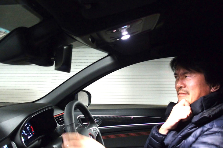 タイヤが地面に張り付いて離れないから、コーナリングもウルトライイ。トータルバランスやコスパは「E-TECHハイブリッド」よりも優れているのではないか？