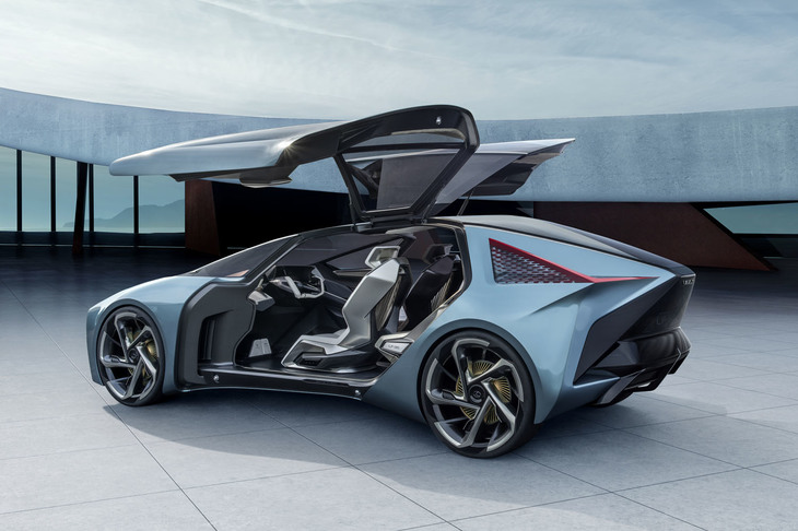 「LF-30エレクトリファイド」は後席にもアクセス可能な巨大なガルウイングドアを採用していた。