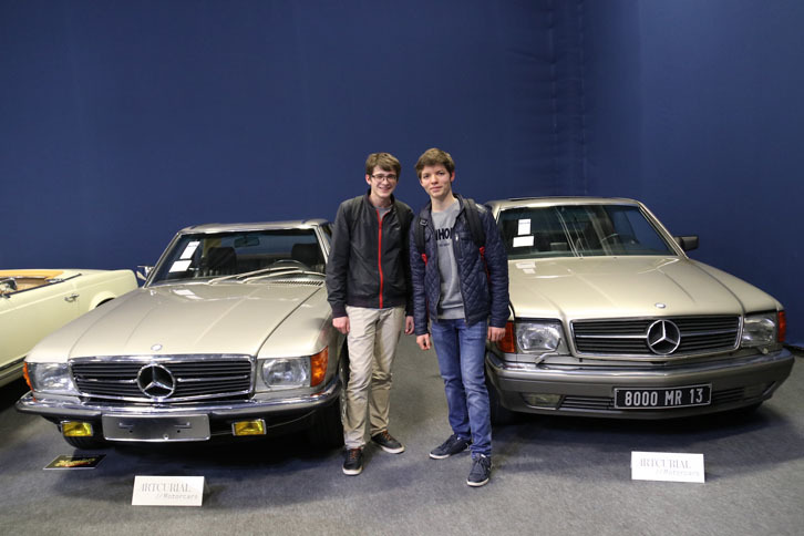 オークション内覧会で出会った、いずれも技術高校に通う17歳のクレモン君とマクサンス君。好きなクルマは「トヨタ・スープラ」「日産GT-R」とか。こういう時代だからこそ、大排気量車に萌（も）えるという。