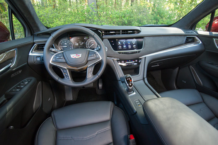 本革がふんだんに用いられたインテリア。内装の仕様は全4種類で、装飾パネルにはカーボンやアルミ、ウッドが用意される。