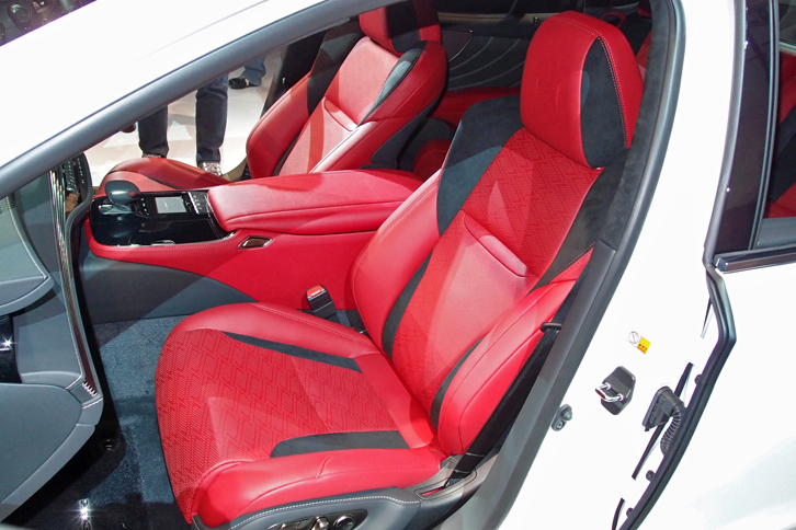 「LS500h“Fスポーツ”」の前席。