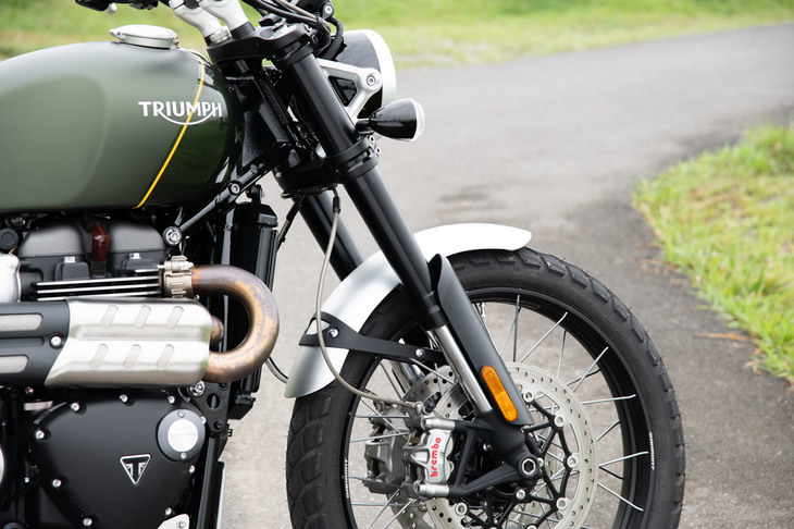 グレードは「XE」と「XC」の2種類。今回試乗したXCは、よりデュアルパーパスとしての性格を重視したモデルで、サスペンションのトラベル量は前後ともに200mm（XEは250mm）となっている。