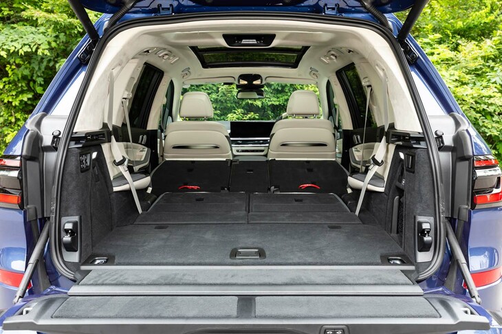 3列目と2列目を格納した状態の荷室容量は2120リッター。7人乗車が可能な状態からここまでスイッチひとつでこなせる。
