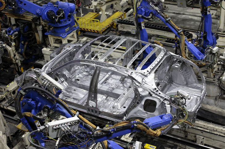 集められた部材がロボットによって組み立てられていく様子。「シビック」では溶接の箇所や溶接の仕方、構造用接着剤の使用箇所などは全車共通で、「タイプR」だからといって特段変わった部分はない。