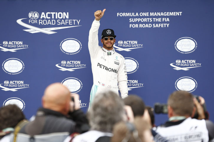 通算50回目のポールポジションでポーズを決めるハミルトン（写真）。だが鳴り物入りで導入された、90秒ごとに1台ずつ振り落とされる「ノックアウト方式」の新予選は、興ざめのエンディングとなってしまった。Q3終盤、フェラーリ2台は2度目のアタックを諦め、数分を残して予選は事実上終了。「ノックアウトされたライバルには抜かれる心配がない」＋「前のメルセデスにはかなわない」＝「余計に走らずタイヤを温存する」という、フェラーリにとっては至極合理的な判断だった。次戦以降は元の予選方式に戻る見込みである。（Photo=Mercedes）