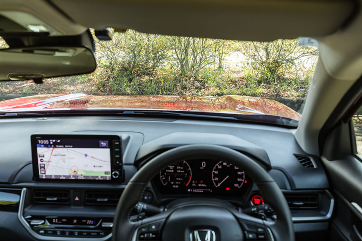 角度を変えて運転席のヘッドレスト付近から。ボンネットの先端までこんなにも見渡せるクルマはちょっと珍しい。サイドミラーを通じた後側方視界も素晴らしい。