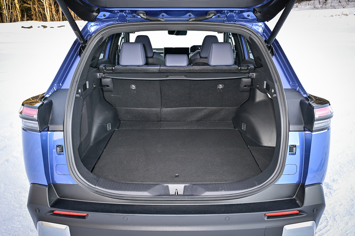 荷室の容量は633リッターで、「ソルテラ」の452リッターはもちろん、「アウトバック」の561リッターもしのぐ。