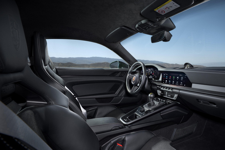 「911 GT3」に比べーシックにまとめられる「911 GT3ツーリングパッケージ」のインテリア。