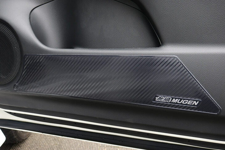 ホンダ・フィットe：HEV RS 無限パーツ装着車（ドアインナープロテクター）