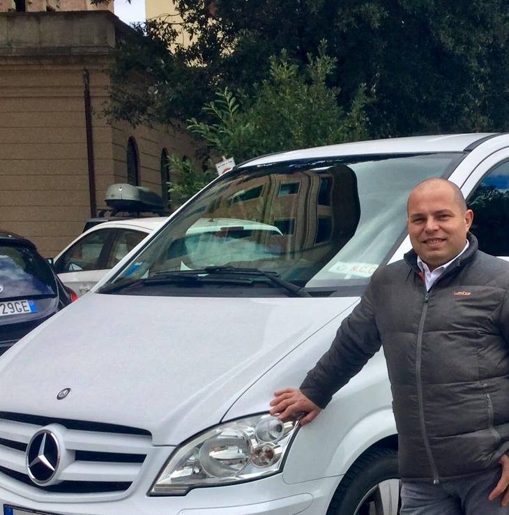 シエナをベースに観光ハイヤー業を営む自称“マッシ・ザ・ドライバー”ことマッシミリアーノ・モーリさん。