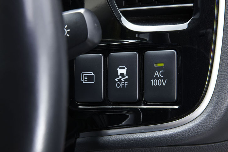 ステアリングホイールの右奥には、インフォメーションディスプレイの表示切り替えスイッチ、「アクティブスタビリティコントロール」のオンオフスイッチ、100V AC電源のオンオフスイッチが並ぶ。