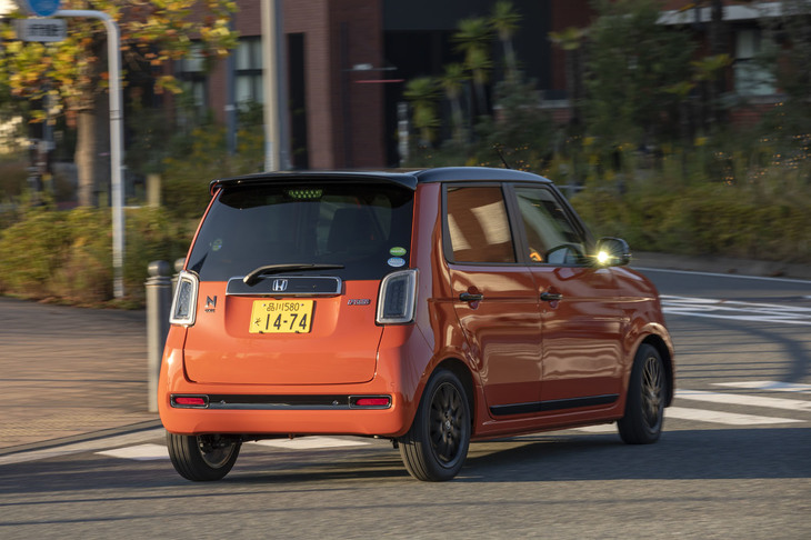 サスペンションには、タイヤの上下動による抵抗を軽減する横力キャンセルスプリングを新採用。FF車ではフロントとリアの両方にスタビライザーが装備される。