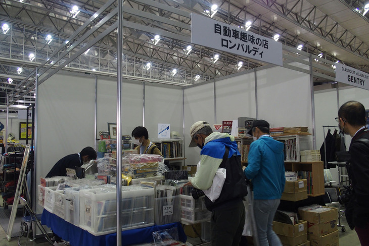 自動車趣味の店ロンバルディのブース。