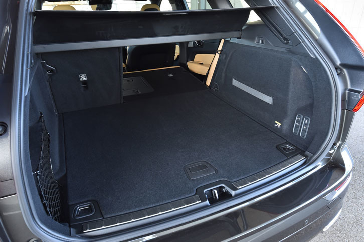 「XC60 T5 AWDインスクリプション」の荷室。オプションのエアサスペンション装着車は、右側面にある電動スイッチを使って、荷物の積み下ろしが容易になるよう車高を下げることができる。
	 