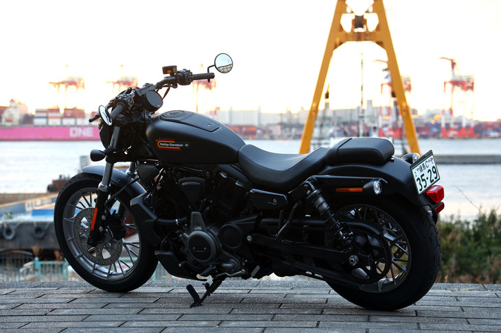 2023年モデルで登場した「ナイトスター スペシャル」。同イヤーモデルの「ナイトスター」が、ビキニカウルをやめたりアナログメーターに回帰したり……と、シンプル＆クラシック路線に振ったのに対し、ナイトスター スペシャルは2022年モデルまでのナイトスターの特徴を受け継いだ、充実装備のモデルとなっている。