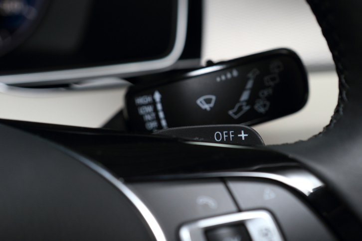 「Eモード」「ハイブリッド」でアクセルを離すと、「パサートGTE」はエンジンブレーキもブレーキエネルギー回生機構も働いていない、惰性走行の状態に入る。ブレーキエネルギー回生を行うには、シフトパドルを操作するか、パワートレインの制御モードを切り替える必要がある。