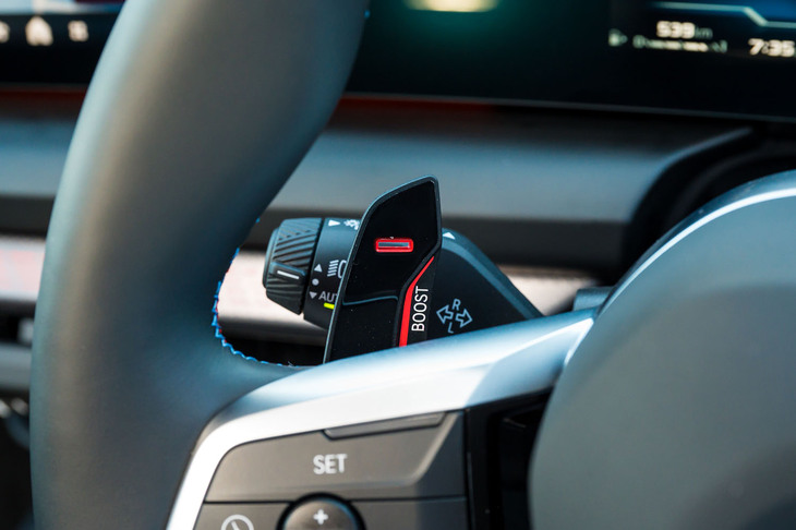 M系モデル専用のシフトパドルには操舵中でも左右が識別可能なラバーが裏側に貼られる。左パドルはブースト機能（10秒間）のトリガーも兼ねている。