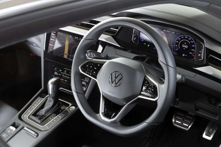 インテリアは、9.2インチのセンターディスプレイや30色に切り替えられるアンビエントライトなど、デジタルデバイスが充実している。