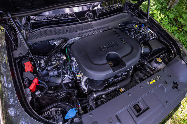 3リッター直6ディーゼルターボエンジンは最高出力300PS、最大トルク650N・mを発生。これに同24.5PS、同55N・mの48Vベルト駆動スターター兼発電機を備えたマイルドハイブリッドシステムが組み込まれている。