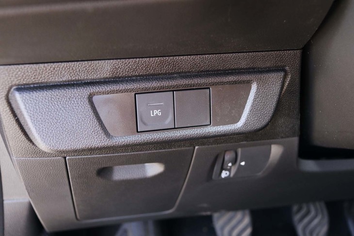 ステアリングポスト左側の下部にあるLPG／ガソリンの切り替えスイッチ。LPGモードを選択するとLEDが点灯する。