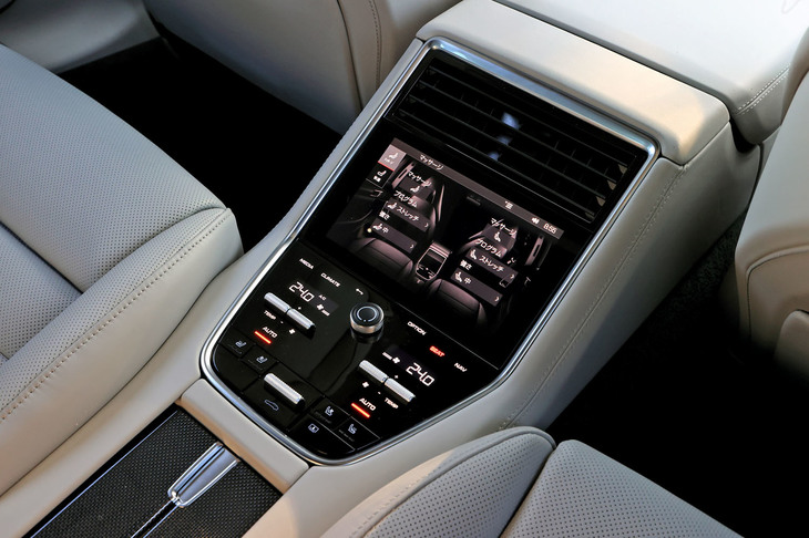 リアシートのセンターコンソールには、マッサージ機能や4ゾーンエアコンのコントローラーが備わる。