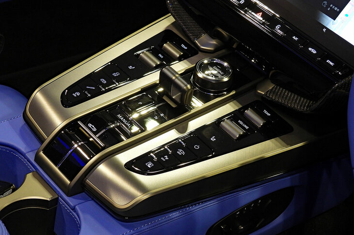 アストンマーティン・ヴァンキッシュ ヴォランテ（センターコンソール）