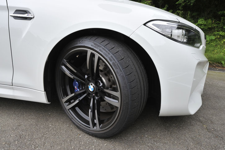 ホイールは19インチ。「Mコンパウンド・ブレーキ・システム」が標準装着となる。