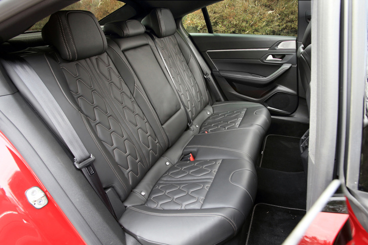 後席の背もたれは6：4の分割可倒式になっている。クーペスタイルの影響もあり、ヘッドルームの余裕はミニマム。