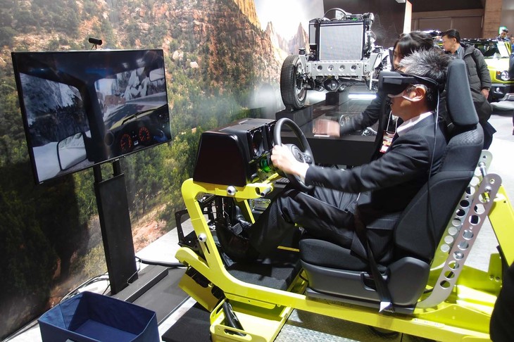 シミュレーターを使って新型「スズキ・ジムニー」の運転が疑似体験できる、「ジムニーVR体験」のコーナー。
