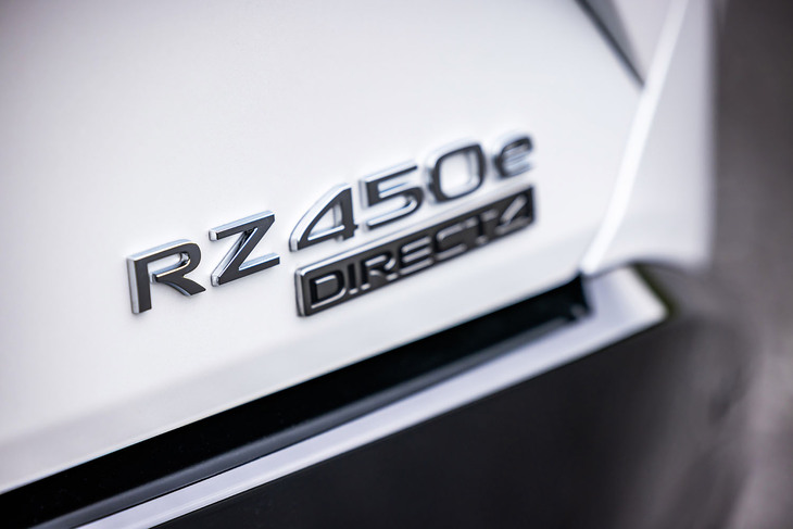 「RZ450e“Fスポーツ パフォーマンス”」のベースは「RZ450e“バージョンL”」。2モーターを搭載する電動4WDパワートレインにちがいはない。2023年の東京オートサロンに展示されたコンセプトモデル「RZスポーツコンセプト」の市販版という位置づけだ。