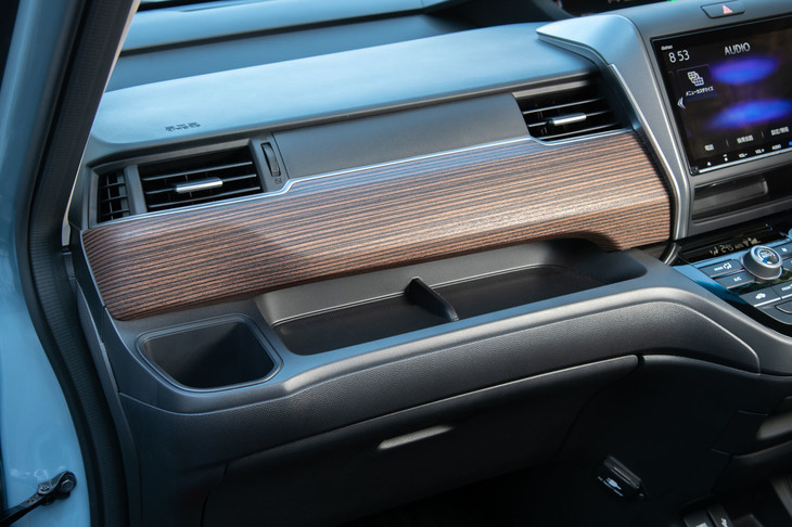 「クロスター」専用の、積層柄のローズウッド調パネル。標準モデルの装飾パネルは、ブラウンもしくはブラックのウオールナット調となる。