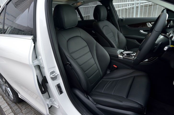 セットオプション「レザーエクスクルーシブパッケージ」を選択したテスト車の本革シート。標準では、ファブリックと合成皮革のコンビシートとなる。