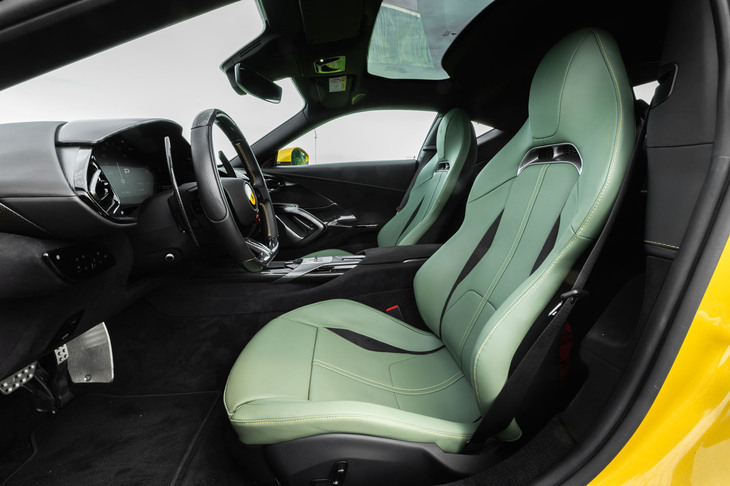 「12チリンドリ」の乗車定員は2人。内装には、リサイクルポリエステルを65％含むアルカンターラをはじめ、サステイナブルな素材が多く使われている。